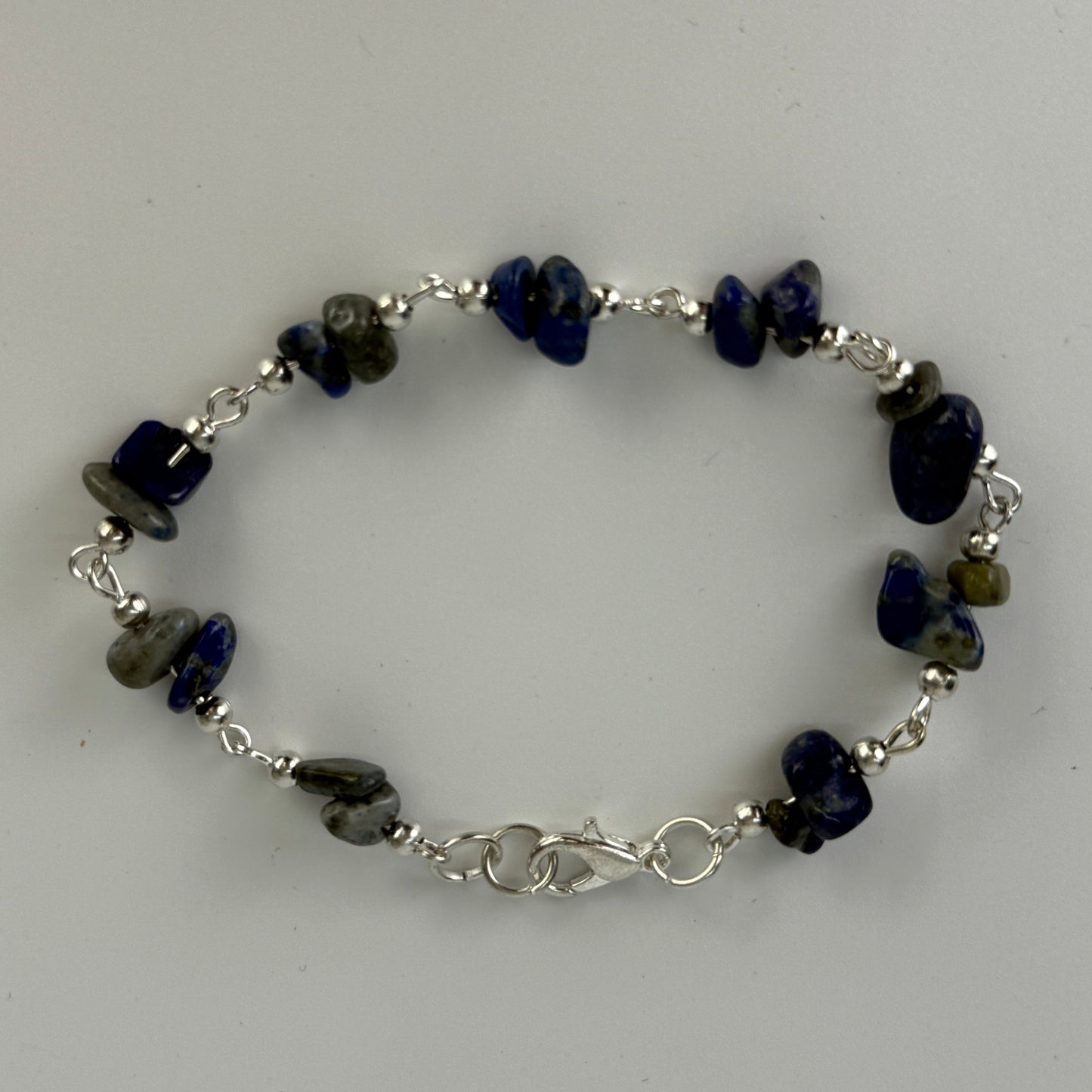 Lapislazuli-Armband „Klarheitsenergie“ – Handgefertigt in Lima, Peru, für schmale Handgelenke