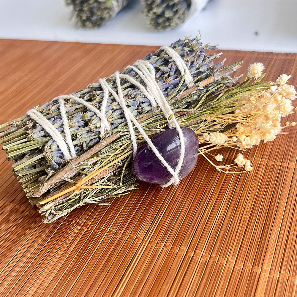 Lavendel Räucher-Set mit Weißem Salbei, Palo Santo & Kristallen
