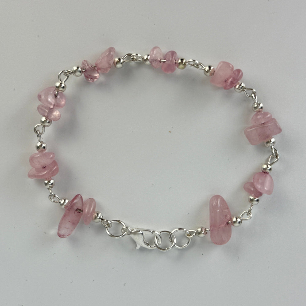 Rosenquarz-Armband „Herzensenergie“ – Handgefertigt in Lima, Peru, für schmale Handgelenke
