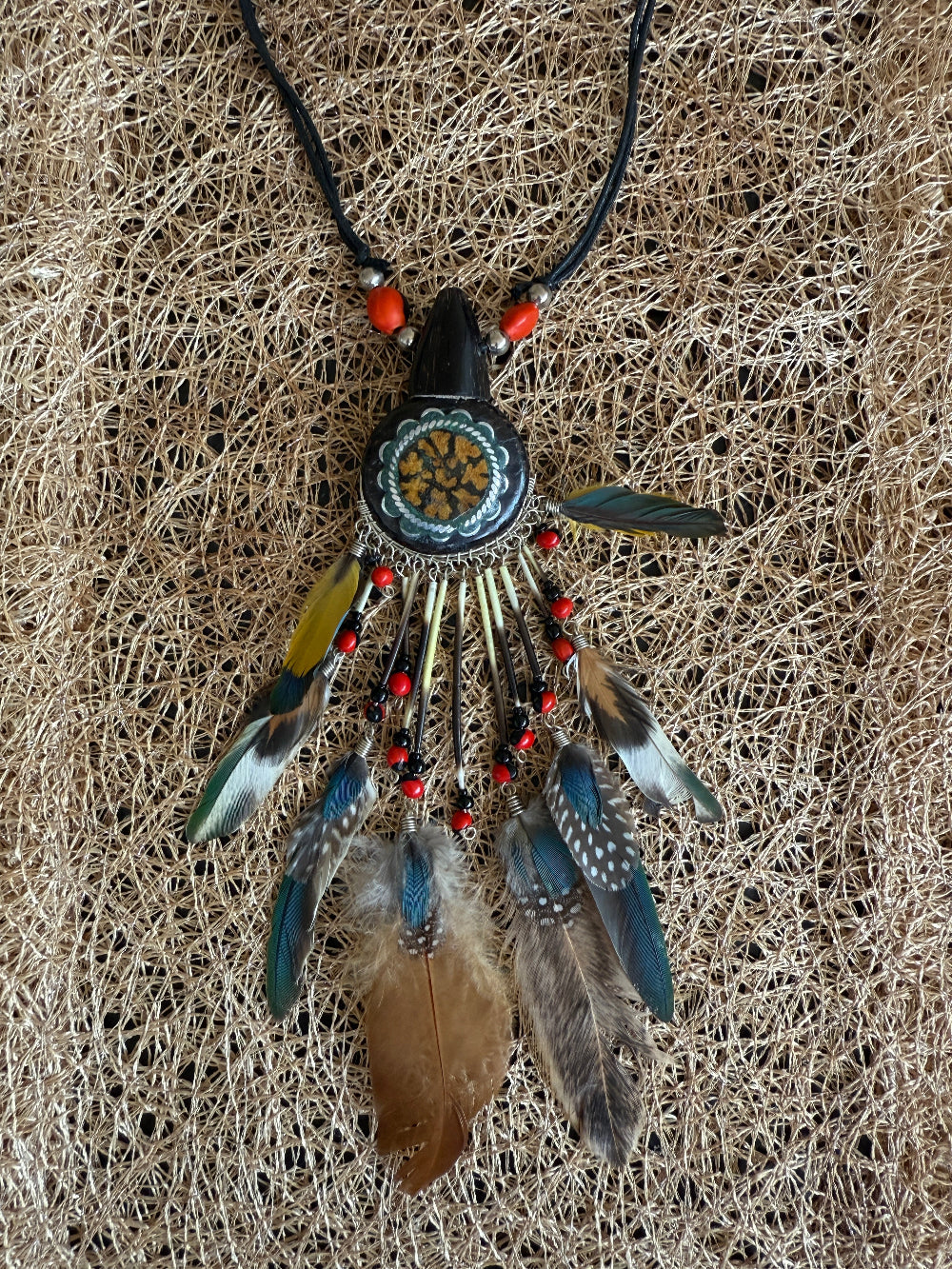 Handgemachte Halskette mit Federn Peru | Naturschmuck Amazonas | Semillas de Huaruro