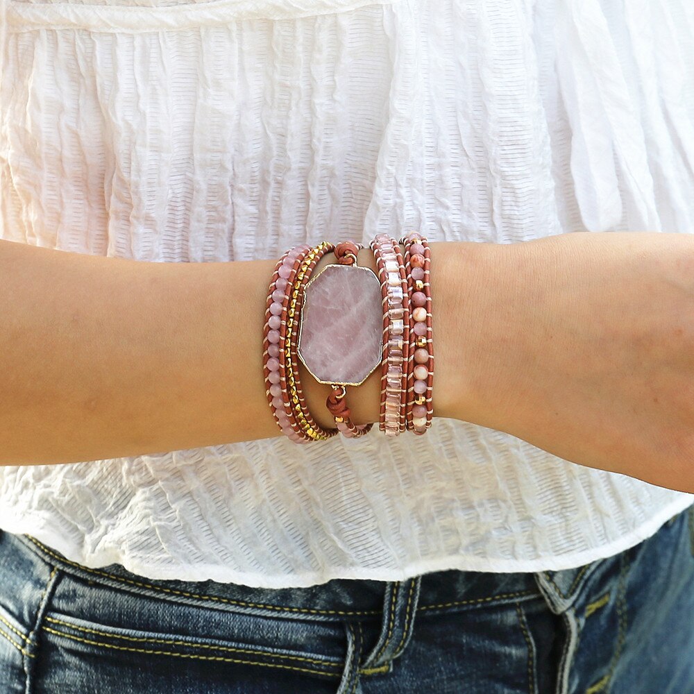 Rosa Naturstein-Wickelarmband am weiblichen Handgelenk