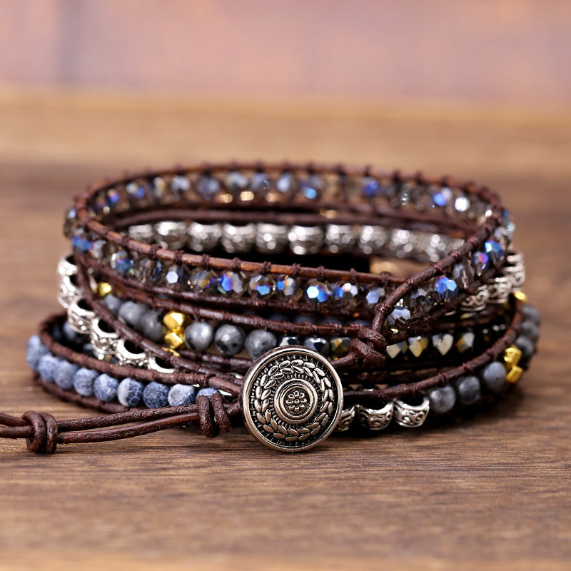 Verstellbarer Knopfverschluss des Onyx-Wickelarmbands