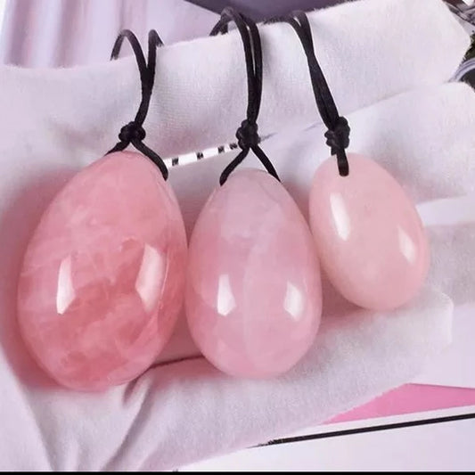 Rosenquarz Yoni-Eier mit Rückholbändchen – Nahaufnahme