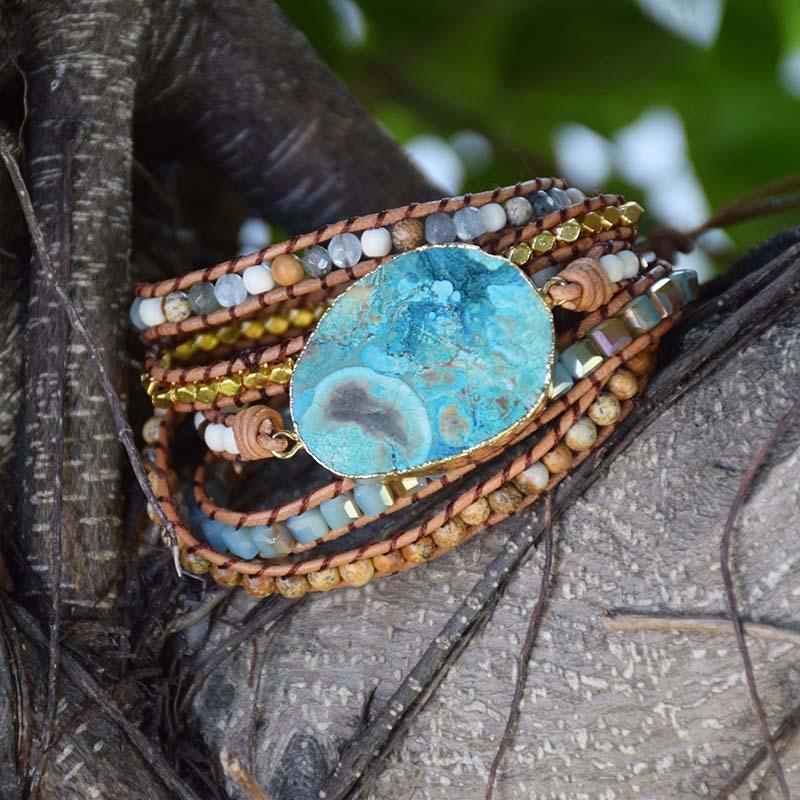 Boho-Wickelarmband mit Ozeanjaspis auf einem Palmenstamm