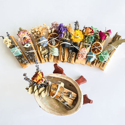 Palo Santo Ritualbündel mit Natursteinen neben einer Räucherschale