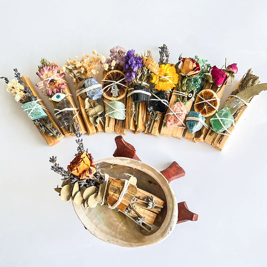 Palo Santo Ritualbündel mit Natursteinen neben einer Räucherschale