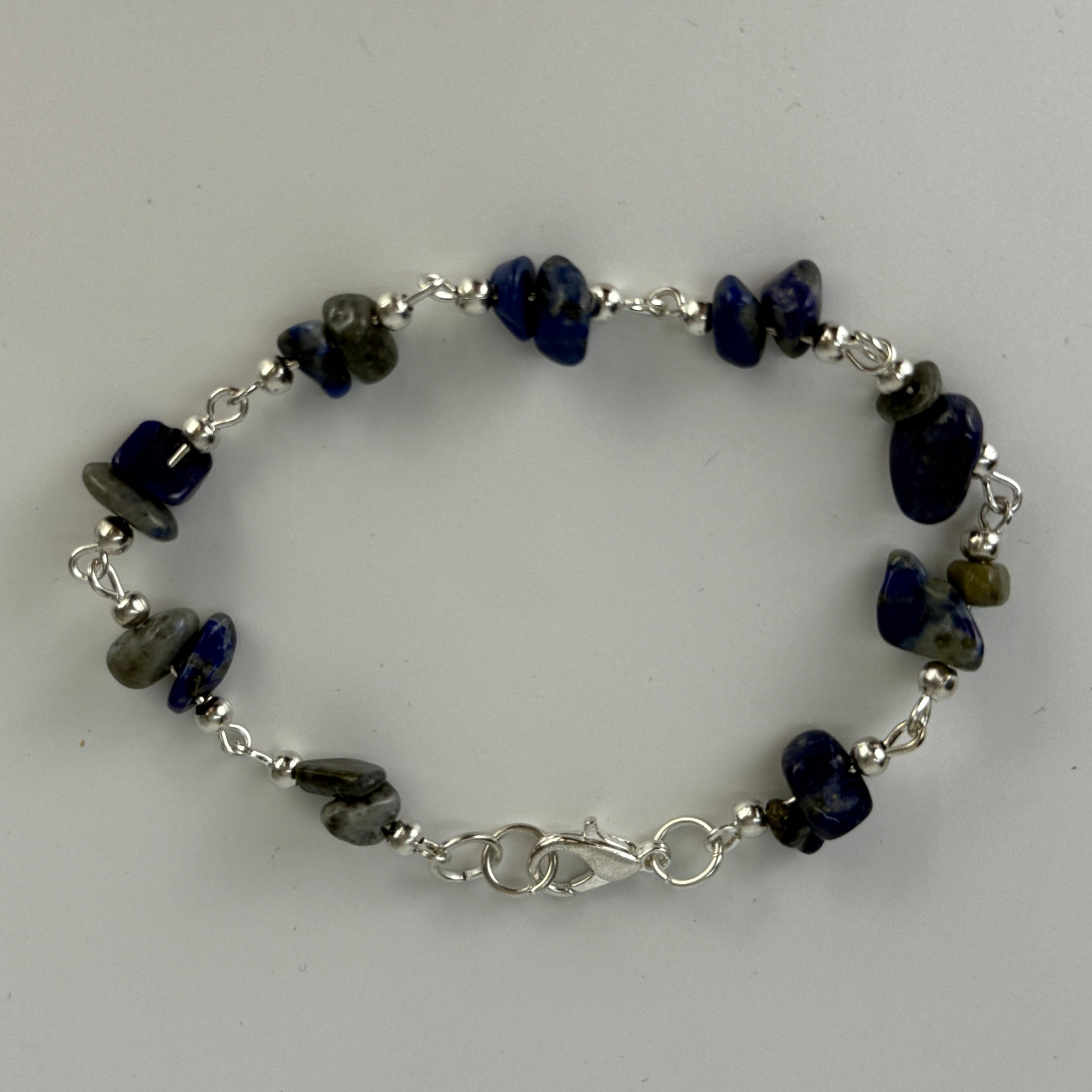 Lapislazuli-Armband „Klarheitsenergie“ – Handgefertigt in Lima, Peru, für schmale Handgelenke
