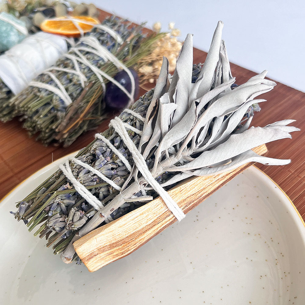 Lavendel Räucher-Set mit Weißem Salbei, Palo Santo & Kristallen