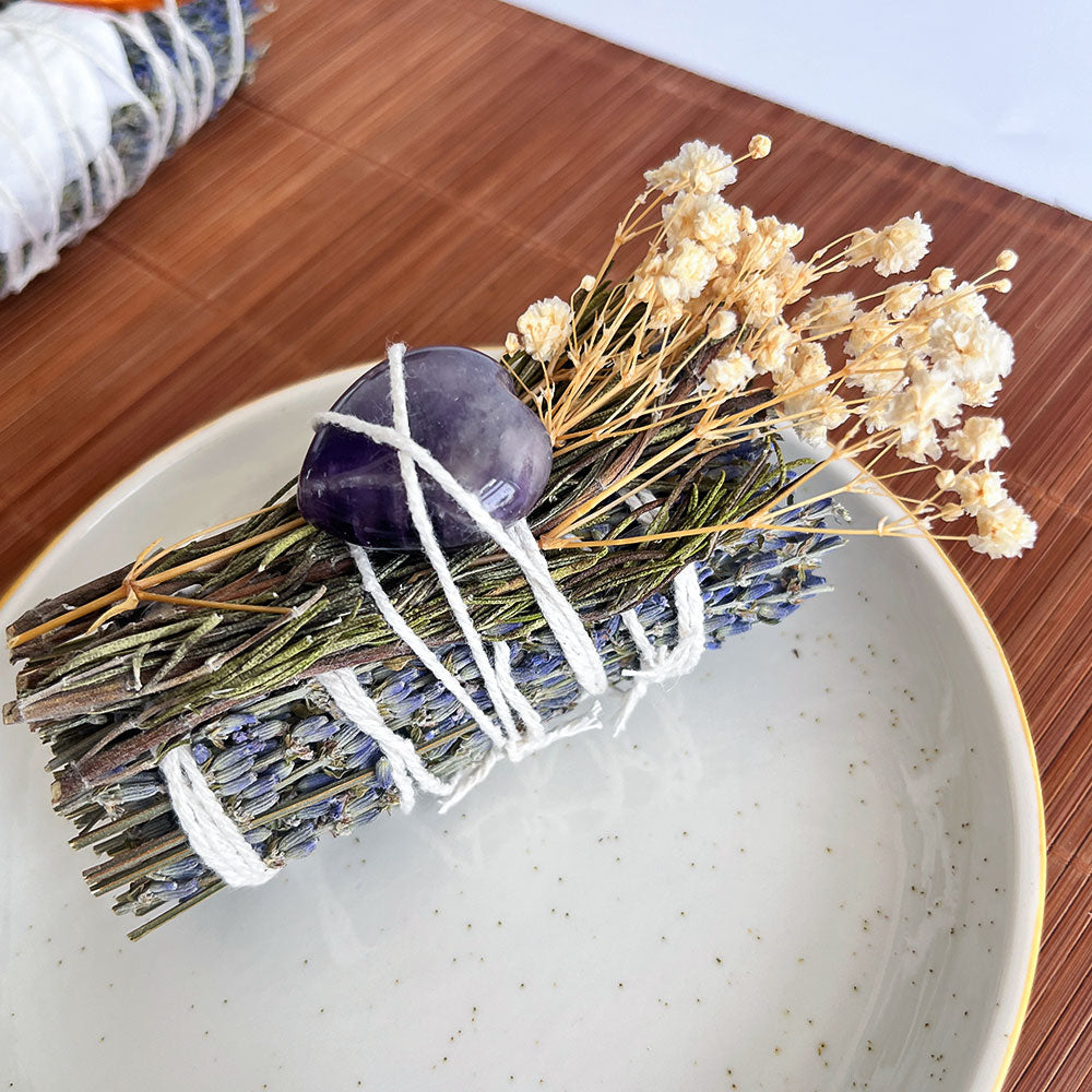 Lavendel Räucher-Set mit Weißem Salbei, Palo Santo & Kristallen
