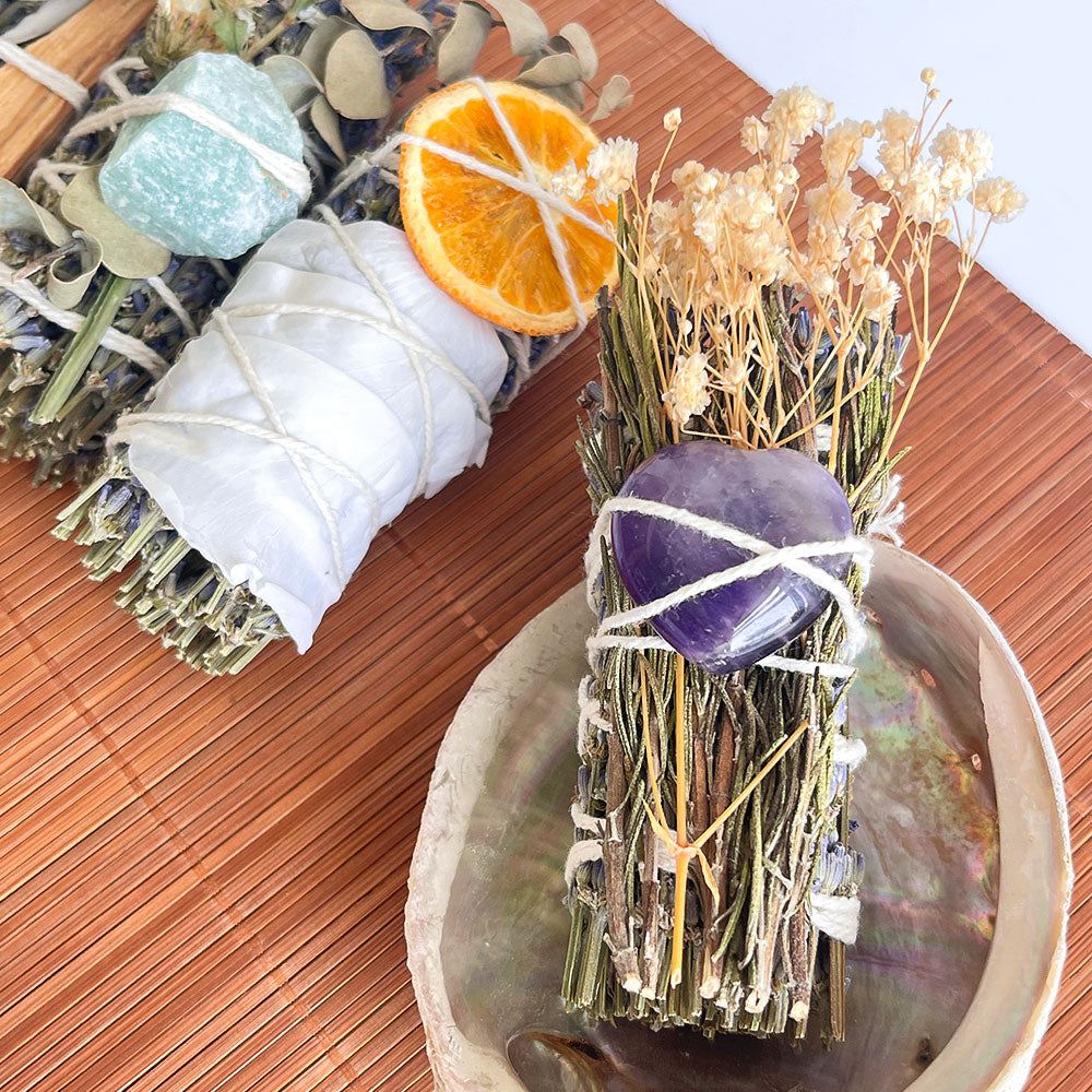 Lavendel Räucher-Set mit Weißem Salbei, Palo Santo & Kristallen