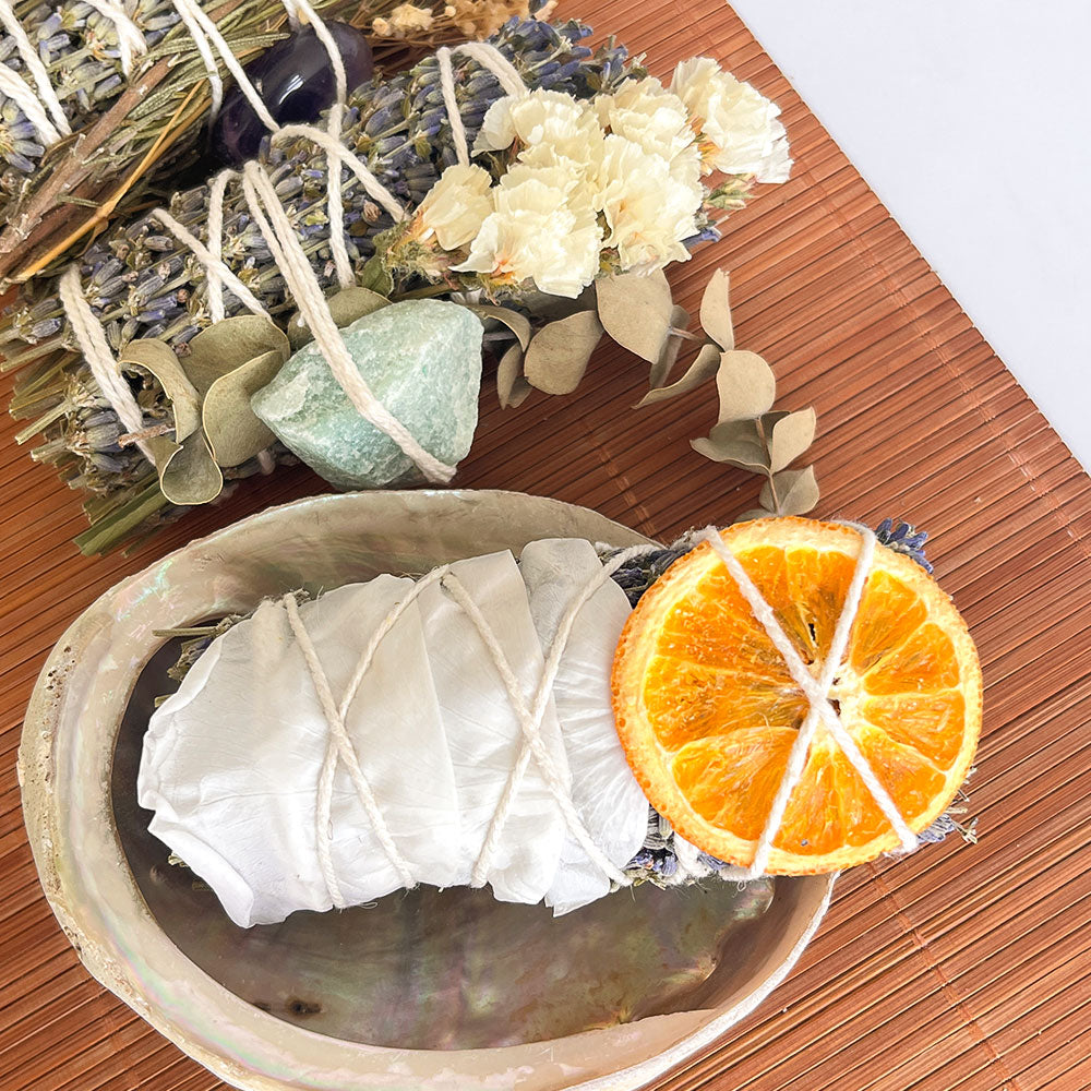 Lavendel Räucher-Set mit Weißem Salbei, Palo Santo & Kristallen