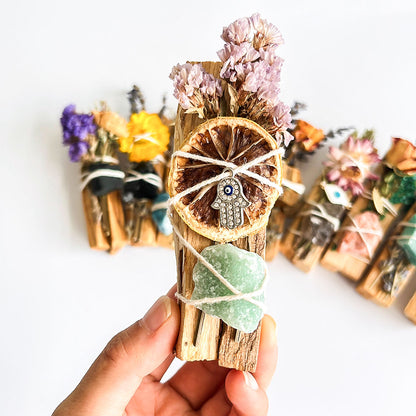 Palo Santo Ritualbündel mit grünem Aventurin, Fruchtscheibe und Hand der Fatima
