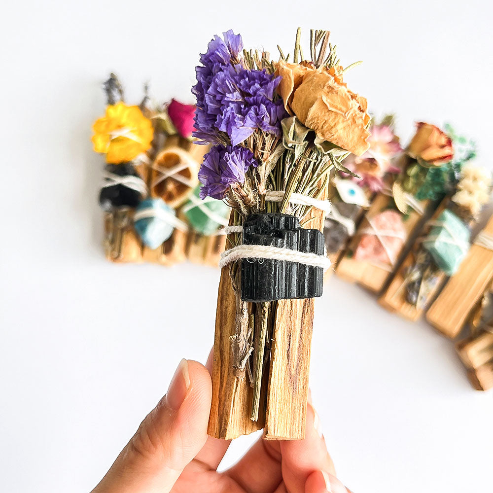 Palo Santo Bündel mit Edelsteinen, Blumen & Schutz-Amulett