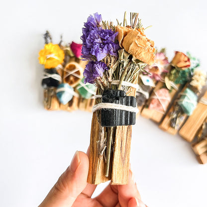 Palo Santo Ritualbündel mit schwarzem Turmalin und Trockenblumen