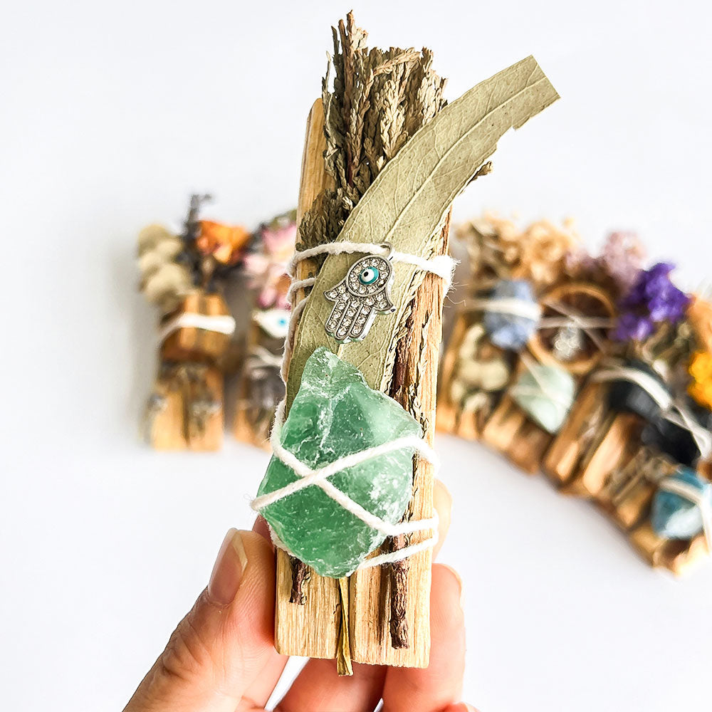 Palo Santo Bündel mit Edelsteinen, Blumen & Schutz-Amulett