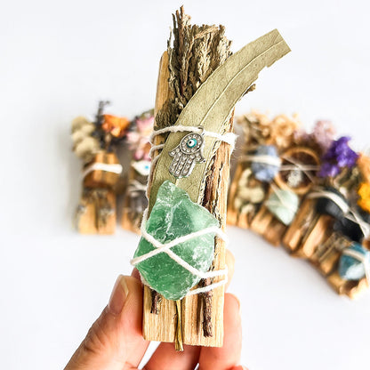 Palo Santo Ritualbündel mit grünem Fluorit, Blättern und Hand der Fatima