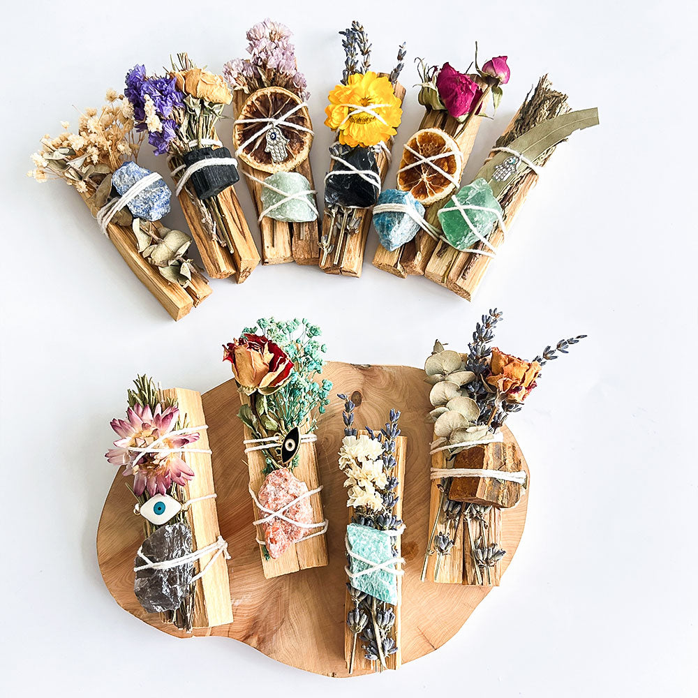 Palo Santo Bündel mit Edelsteinen, Blumen & Schutz-Amulett