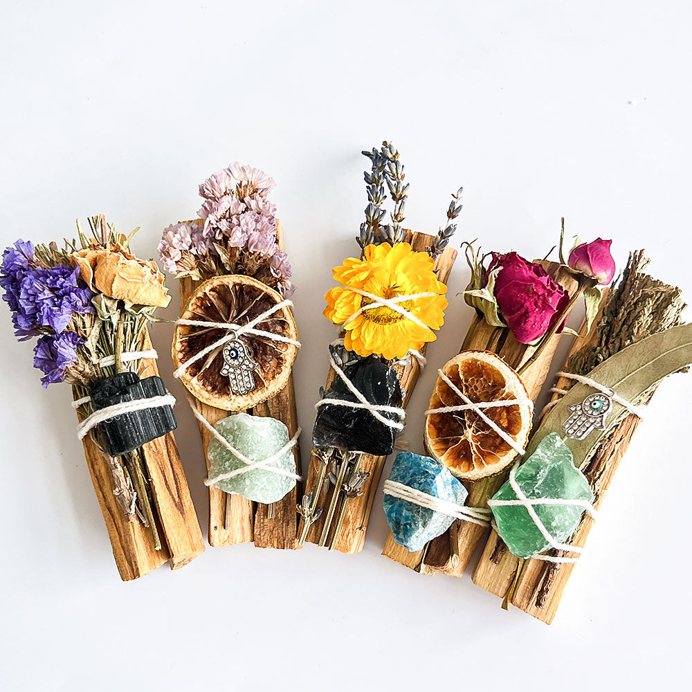 Palo Santo Bündel mit Edelsteinen, Blumen & Schutz-Amulett