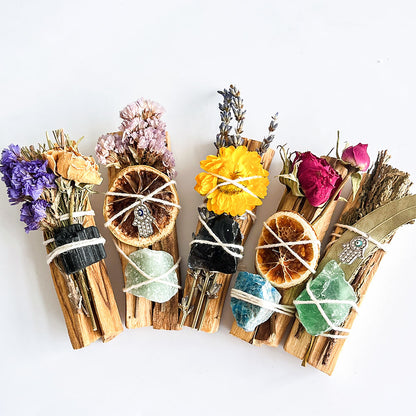 Palo Santo Ritualbündel mit Natursteinen, Früchten und Hand der Fatima
