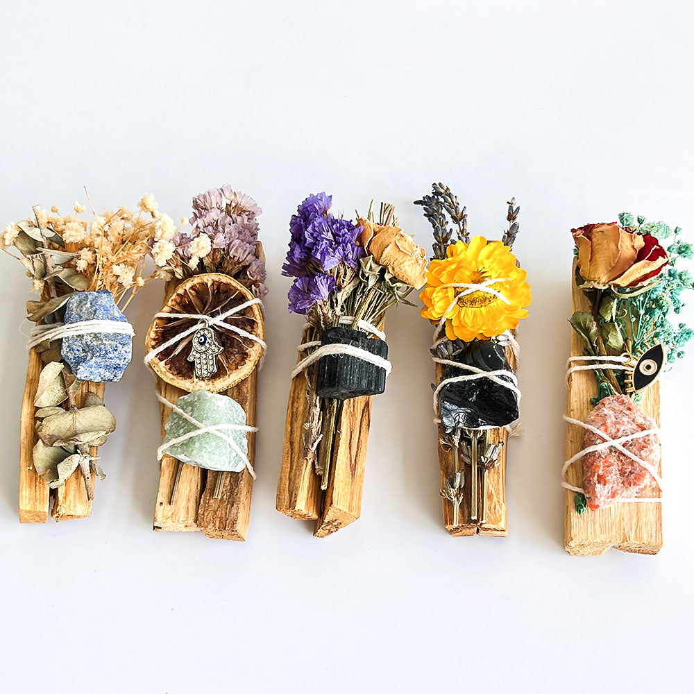 Palo Santo Bündel mit Edelsteinen, Blumen & Schutz-Amulett