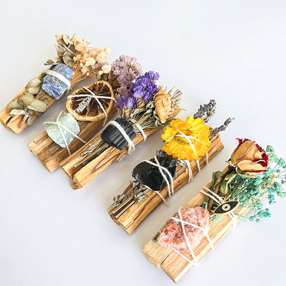 Dekorierte Palo Santo Bündel mit Natursteinen und Trockenblumen