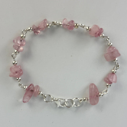 Rosenquarz-Armband „Herzensenergie“ – Handgefertigt in Lima, Peru, für schmale Handgelenke JUWELANDA