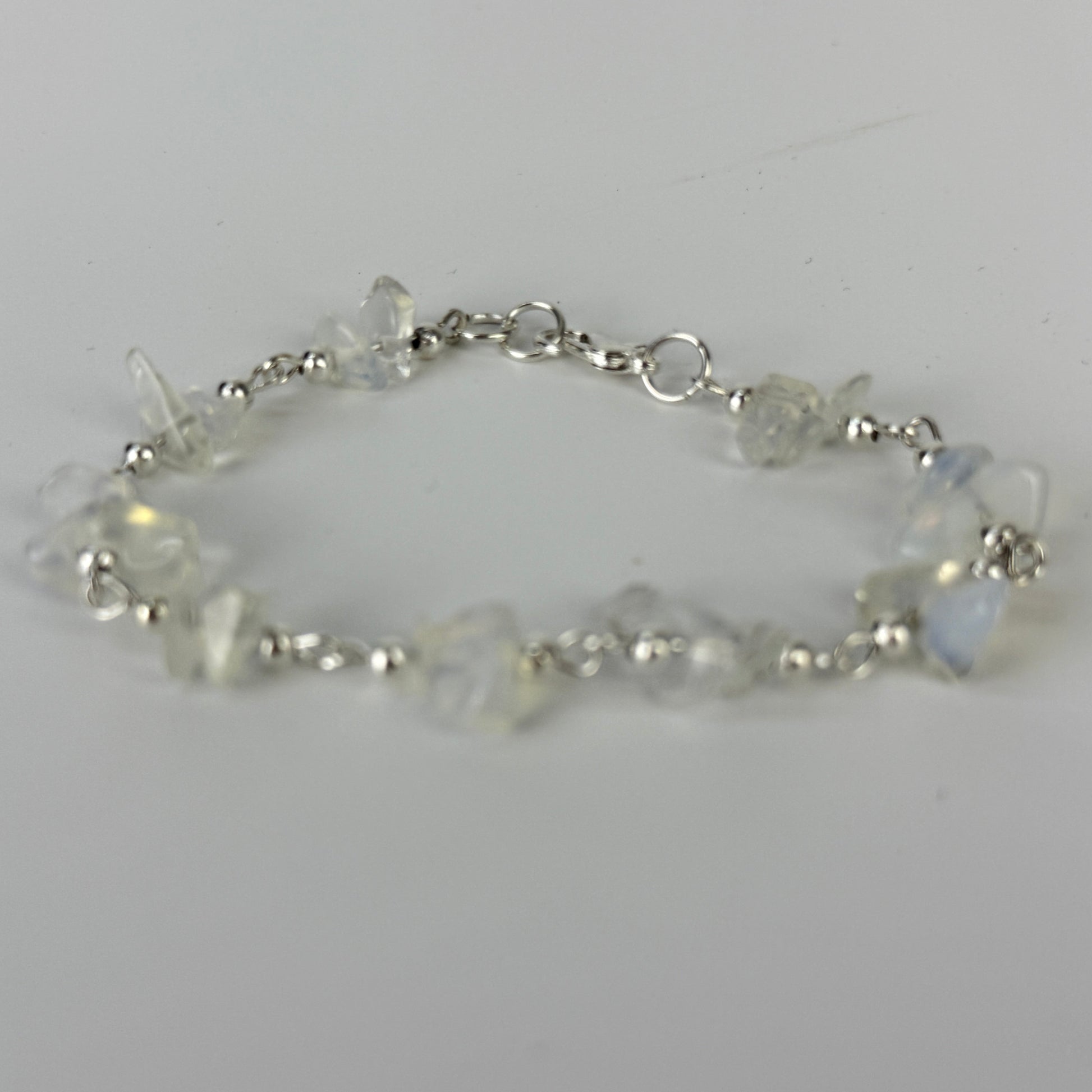 Mondstein-Armband „Intuitionskraft“ – Handgefertigt in Lima, Peru, für schmale Handgelenke