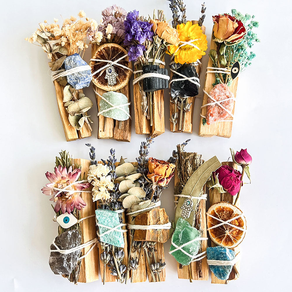 Palo Santo Bündel mit Edelsteinen, Blumen & Schutz-Amulett