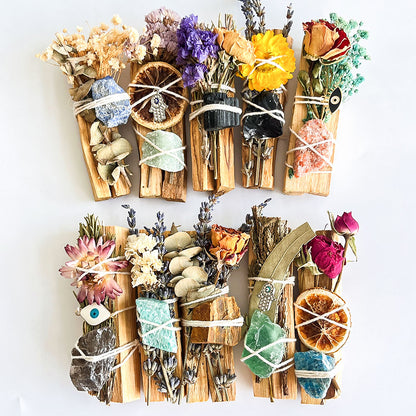 Palo Santo Bündel mit Natursteinen, Blüten und Symbolen