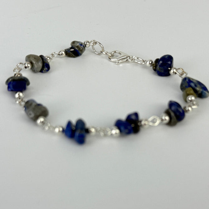Lapislazuli-Armband „Klarheitsenergie“ – Handgefertigt in Lima, Peru, für schmale Handgelenke
