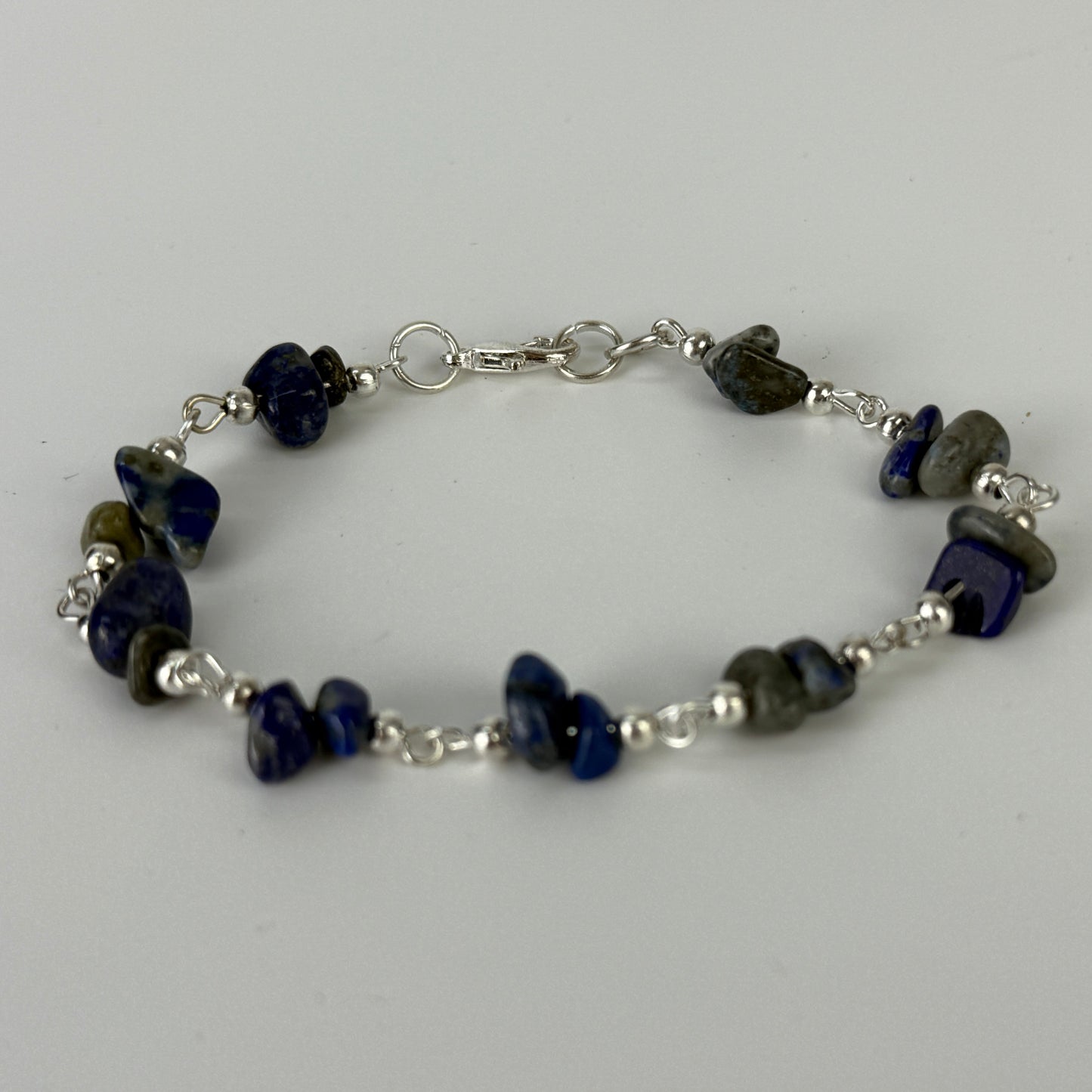 Lapislazuli-Armband „Klarheitsenergie“ – Handgefertigt in Lima, Peru, für schmale Handgelenke - Juwelanda