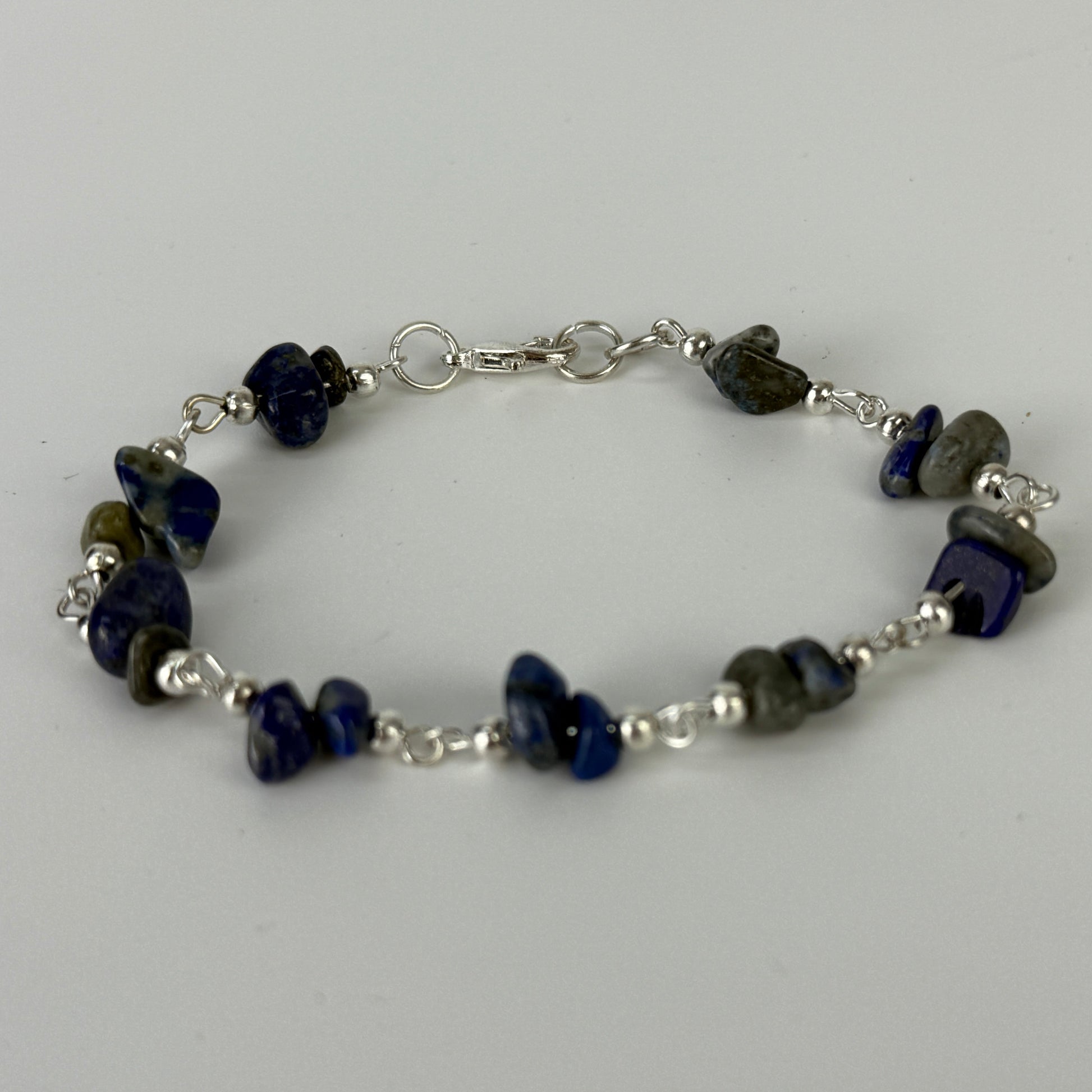 Lapislazuli-Armband „Klarheitsenergie“ – Handgefertigt in Lima, Peru, für schmale Handgelenke - Juwelanda