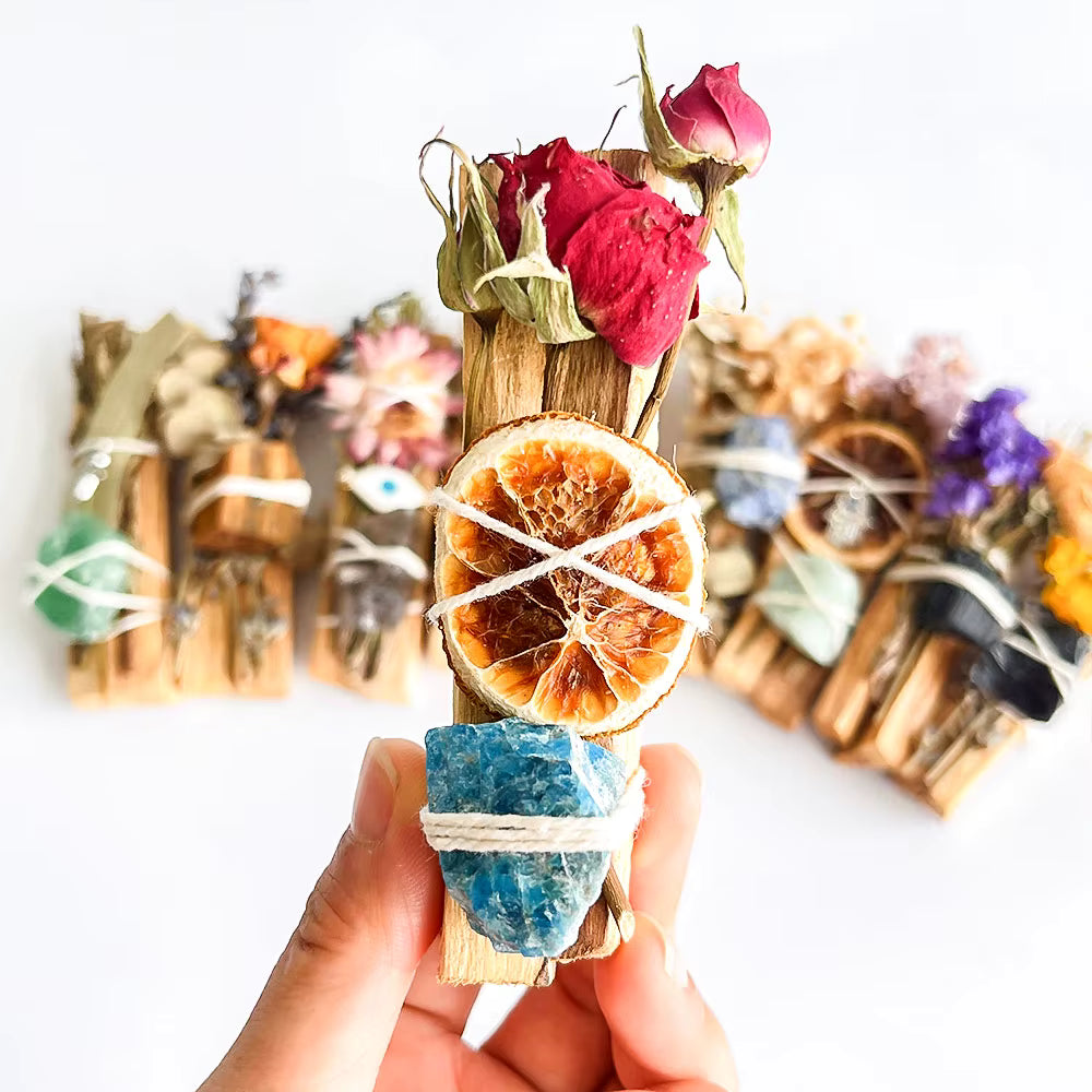 Palo Santo Bündel mit Edelsteinen, Blumen & Schutz-Amulett