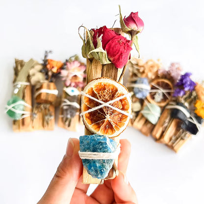 Palo Santo Ritualbündel mit Apatit, Rosen und getrockneter Fruchtscheibe