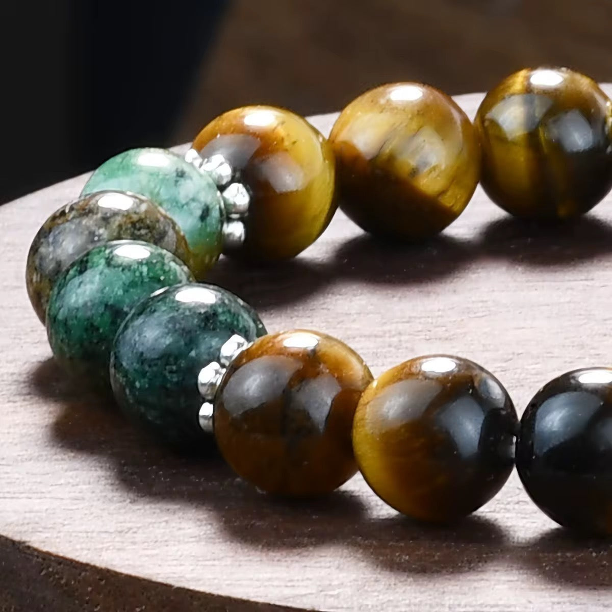 Detailaufnahme der Tigerauge- und Türkis-Jaspis-Perlen-Juwelanda-Spiritueller Schmuck