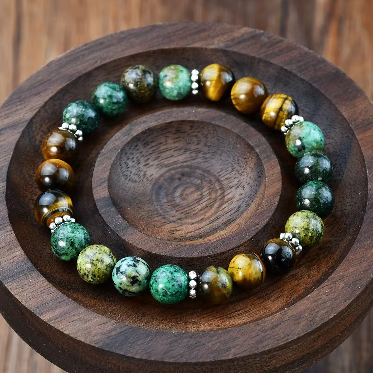 Elastisches Tigerauge-Jaspis-Armband mit silberfarbenen Zierelementen -