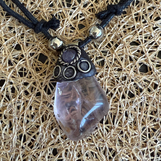 Handgefertigte Amethyst-Halskette aus Peru – Ruhe & Spiritualität