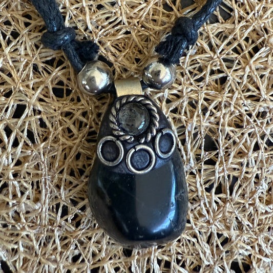 Handgefertigte Onyx-Halskette aus Peru – Eleganz & Schutz
