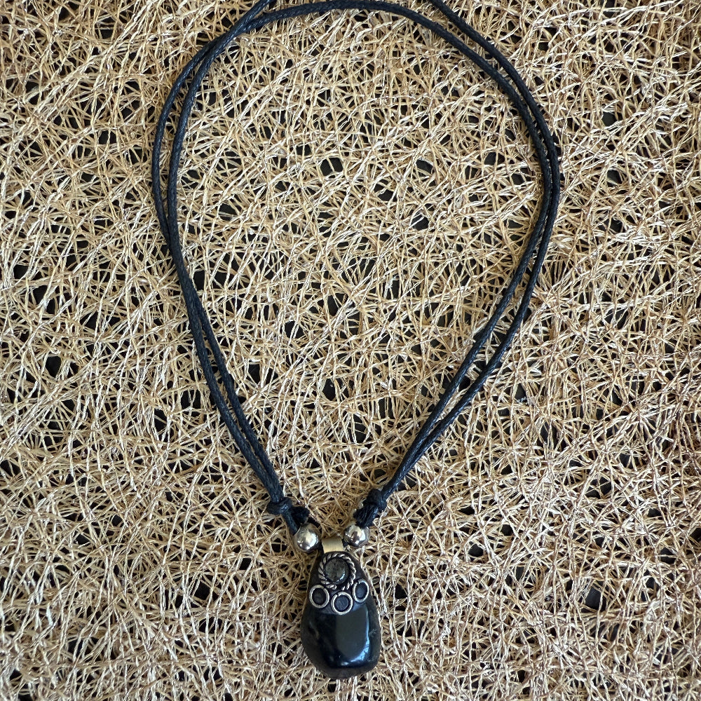 Handgefertigte Onyx-Halskette aus Peru – Eleganz & Schutz