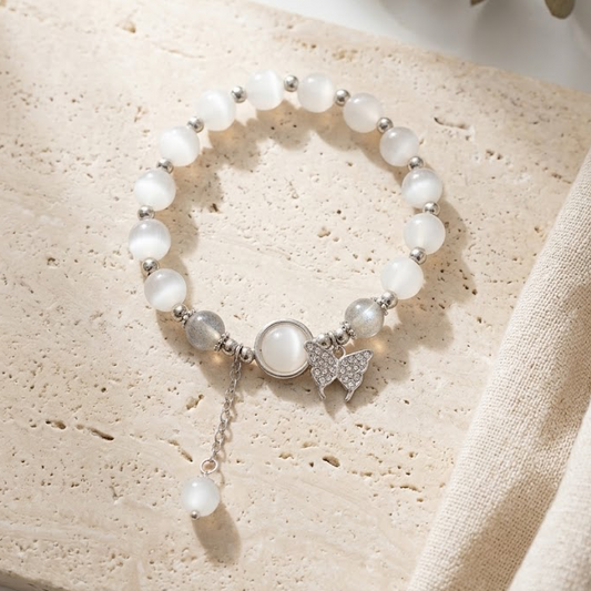 MONDSCHEIN Armband mit Schmetterlings-Anhänger auf marmor