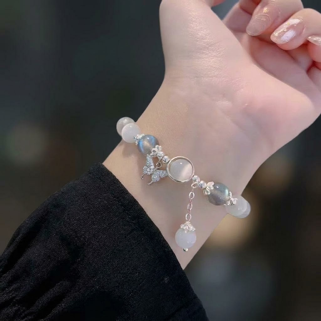 MONDSCHEIN Armband mit Schmetterling Zirkonia getragen