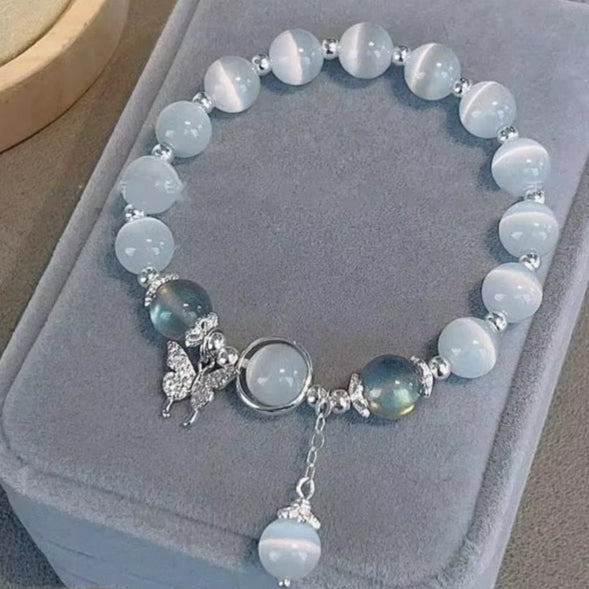 MONDSCHEIN – Armband mit Blauem Opal &amp; Schmetterlings-Anhänger - Juwelanda