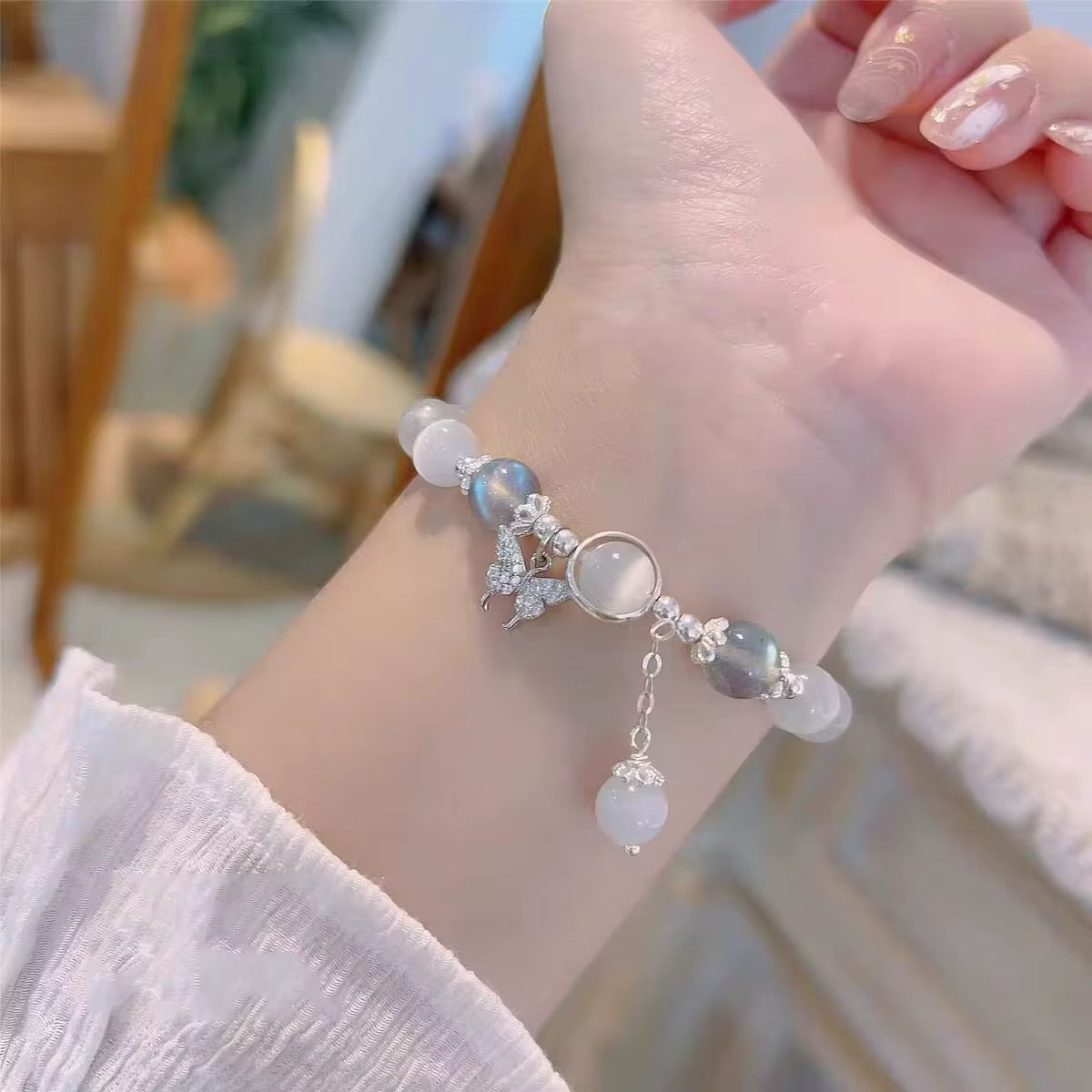 MONDSCHEIN – Armband mit Blauem Opal &amp; Schmetterlings-Anhänger - Juwelanda