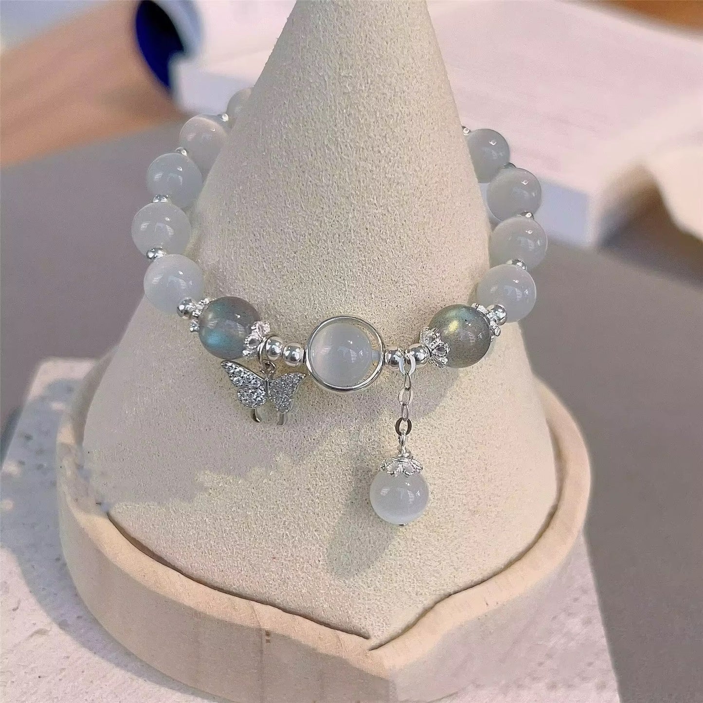 MONDSCHEIN – Armband mit Blauem Opal &amp; Schmetterlings-Anhänger - Juwelanda