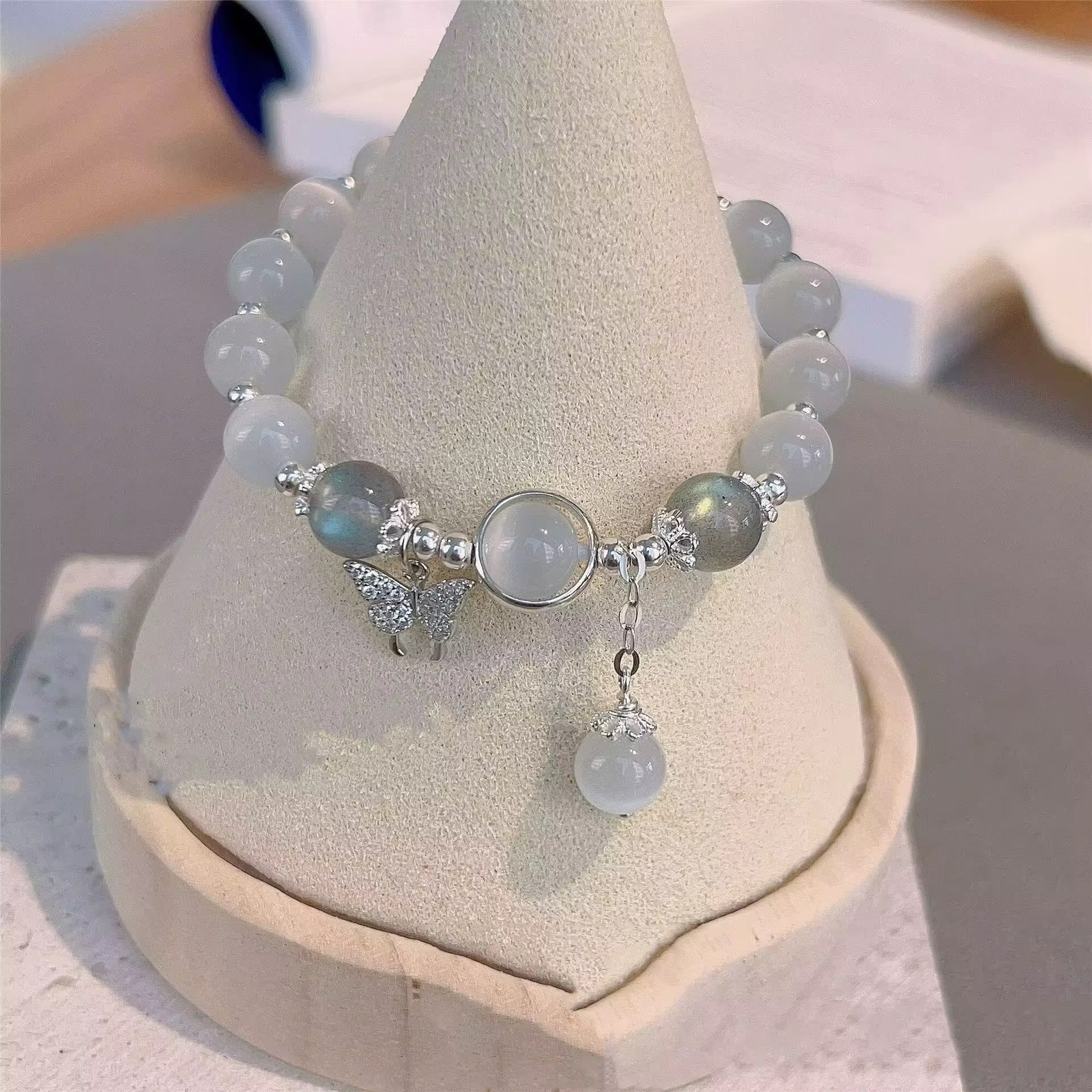 MONDSCHEIN – Armband mit Blauem Opal &amp; Schmetterlings-Anhänger - Juwelanda