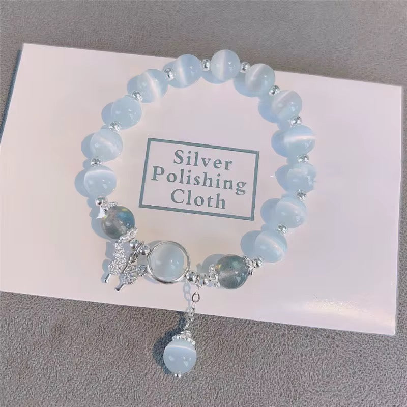 MONDSCHEIN – Armband mit Blauem Opal &amp; Schmetterlings-Anhänger - Juwelanda
