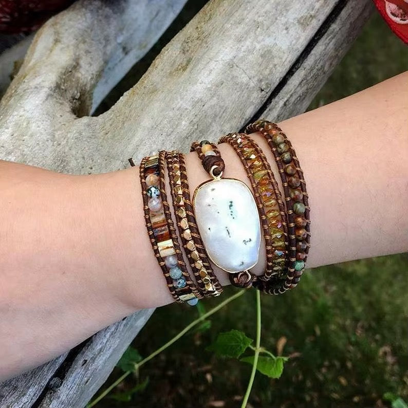 Solarquarz-Wickelarmband am weiblichen Handgelenk