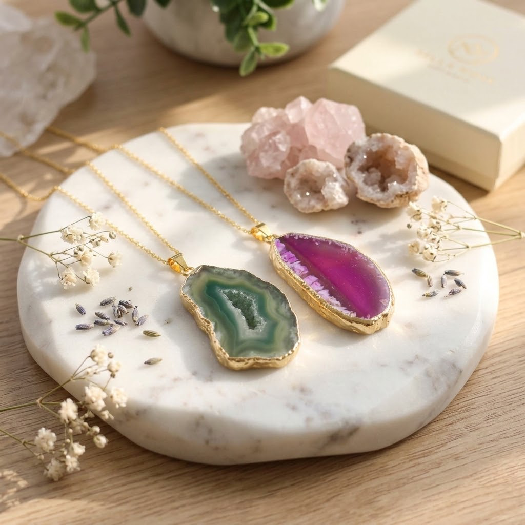 AURA Achat-Halsketten in Grün und Pink auf einer Marmorplatte