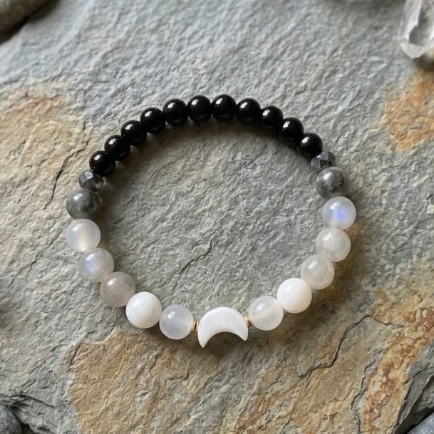 NEW MOON Natursteinarmband mit goldfarbenen Schmuckdetails