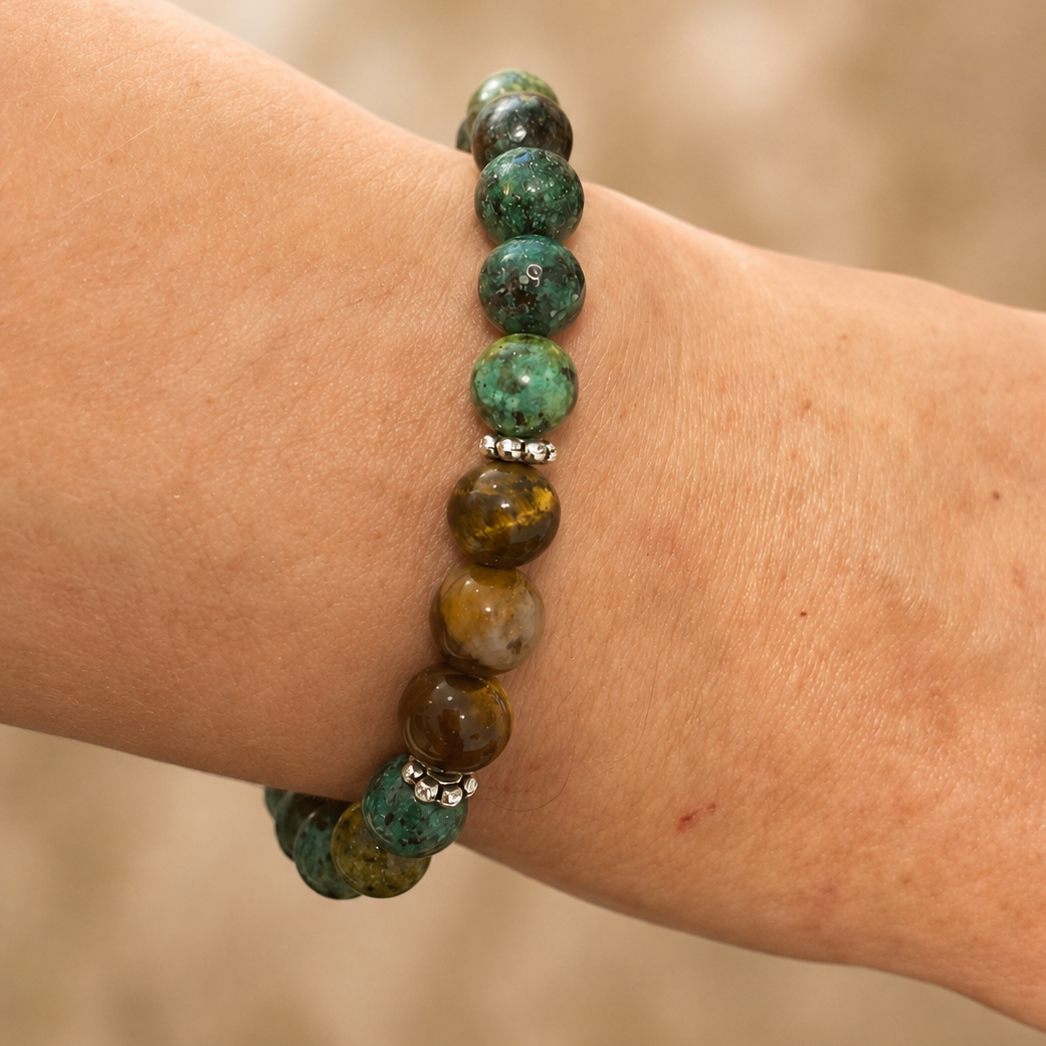 KRAFT & BALANCE Armband aus Tigerauge und afrikanischem Türkis-Jaspis am Handgelenk